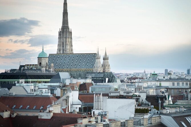A box for a romantic walk in the city center of Vienna - Johann Strauss Monument to Franziskanerplatz: romance with Viennese music and film magic