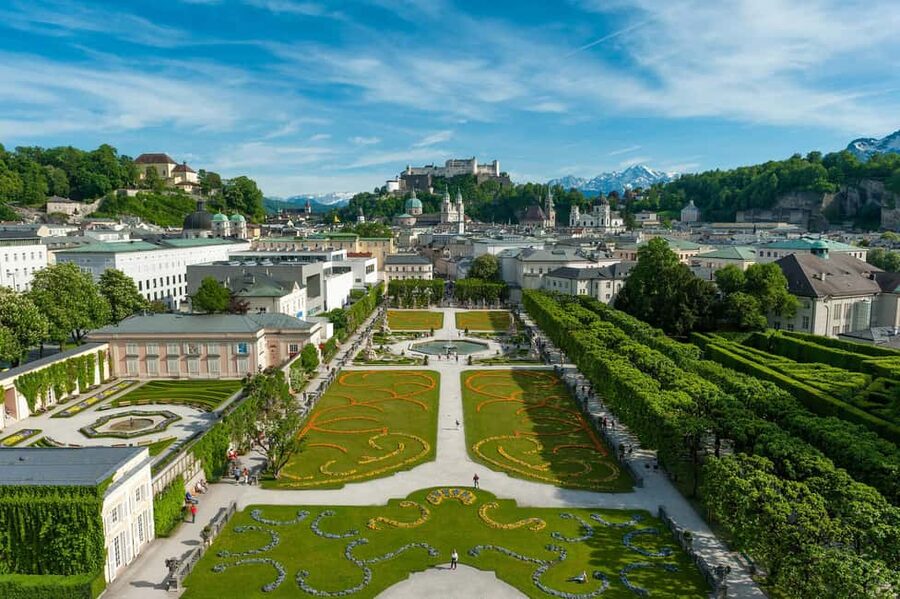 Alpine Beauty & Fairytale Towns: Hallstatt & Salzburg Tour - Guide Quality: Safety-First Hosts Who Help You See the Right Things
