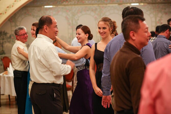 Christmas Waltz and New Year's Ball Workshop in Vienna - The waltz basics: learning the movements without the pressure
