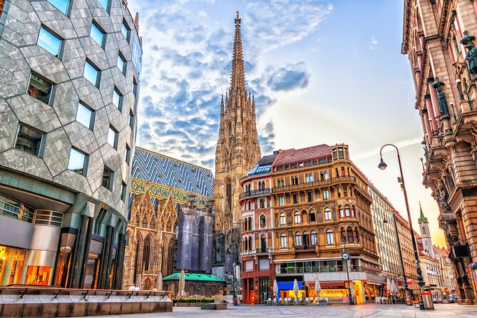 City game scavenger hunt Vienna - independent city tour I discovery tour - Stop 2: The old shopping mile and its plague column