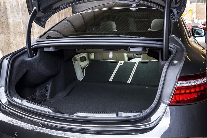 Departure Private Transfer Vienna to Vienna Airport VIE by Sedan - Luggage rules for the Mercedes E-Class transfer