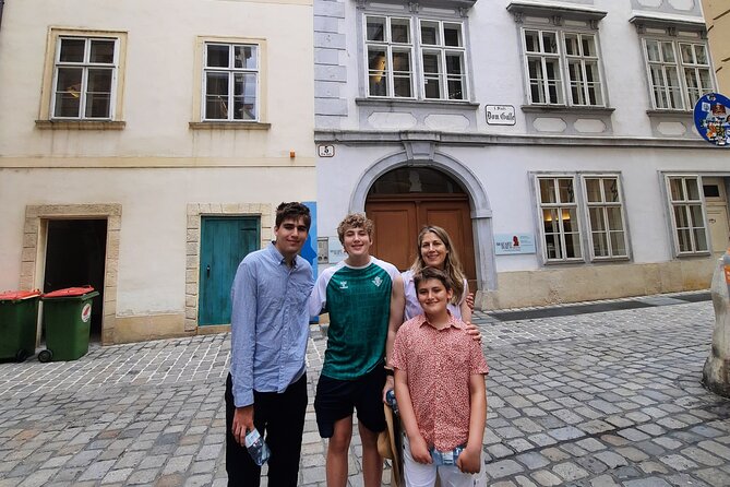 Fall in Love with Vienna in 4h: Hidden Gems- Group Tour - Justizpalast, MuseumsQuartier, and the Habsburg gravity of Hofburg