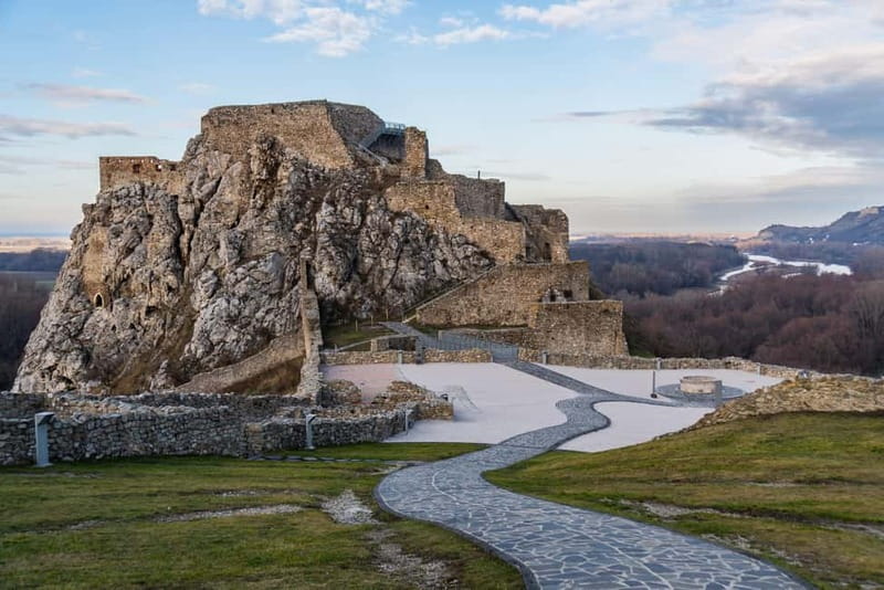 From Vienna: Bratislava& Budapest Day Tour with Photographer - Guide Commentary Can Change Everything