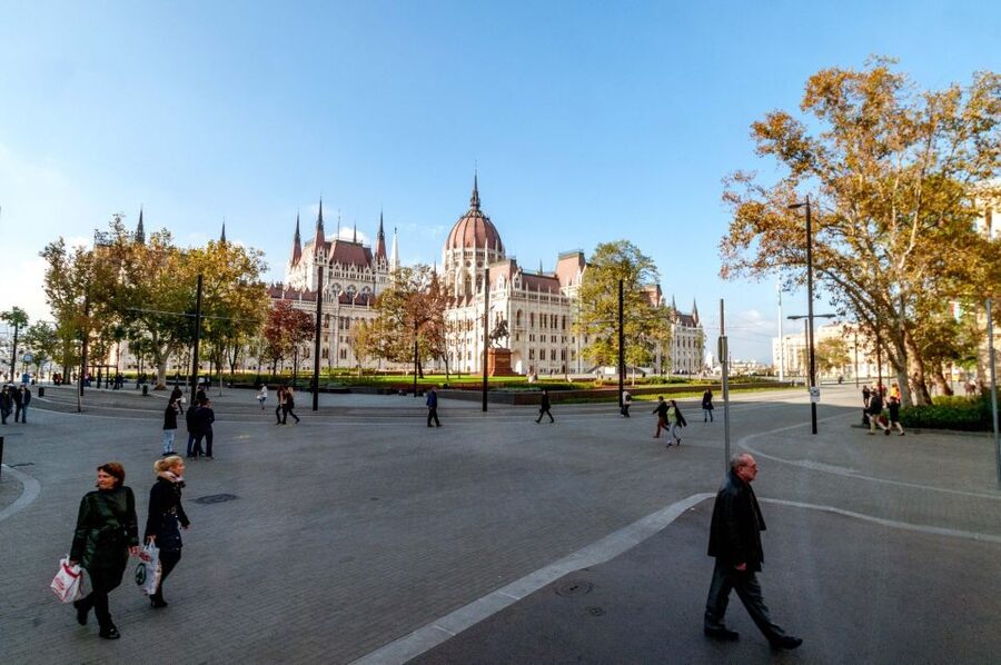 From Vienna: Guided Day Trip to Budapest - Vienna to Budapest by coach: why one day can actually work