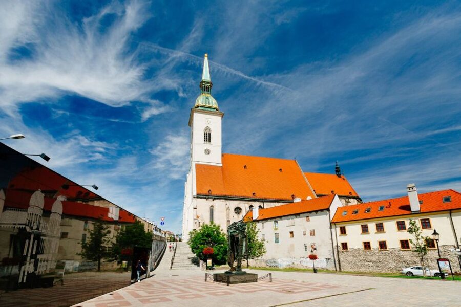 From Vienna: Guided Tour to Bratislava with Speed Boat Ride - Should you book this Vienna to Bratislava tour?