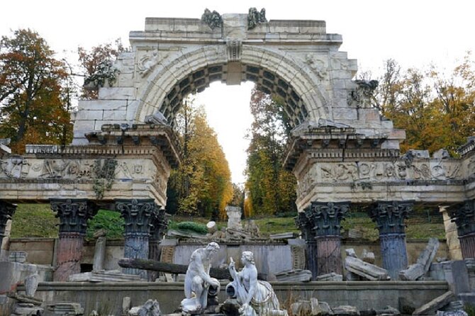 Fun & mobile scavenger hunt through the Schönbrunn Palace Park - Statues, buildings, and the palace lives that show up in the park