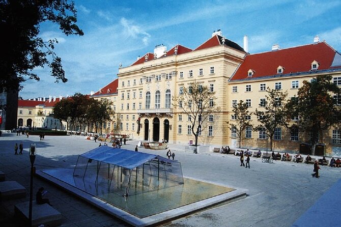 Fun & mobile scavenger hunt through Vienna - Stop 2: The Hofburg, power and place in the center of it all
