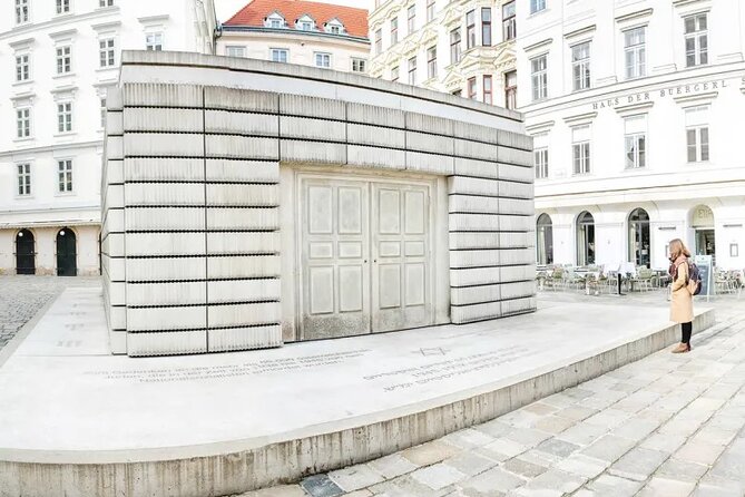 Historical Hitler Walking Tour of Vienna - Stop 4, Heldenplatz: the 1938 balcony moment and what it meant
