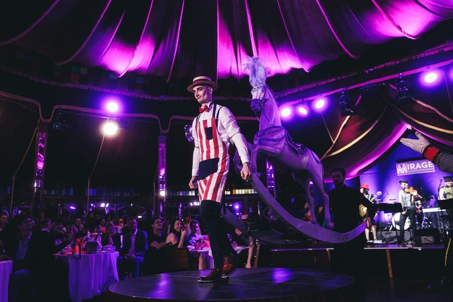 Mirage Vienna: Burlesque Spectacular – Dinner Show - How the evening is structured: three show blocks, four courses
