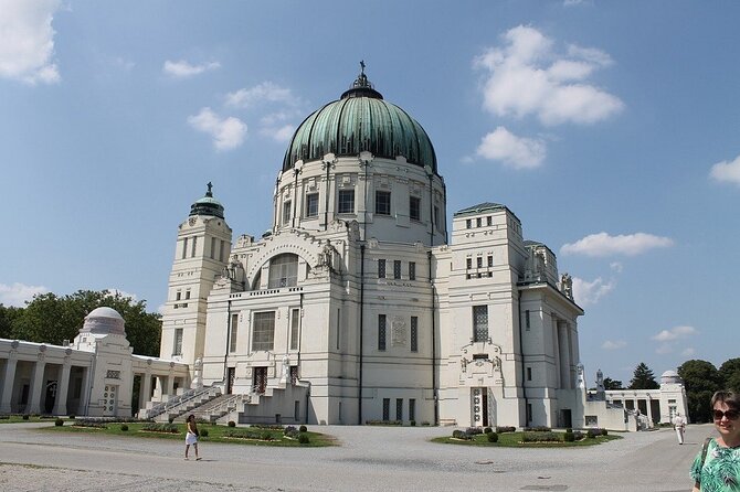 Mobile puzzle rally tour at the Vienna Central Cemetery - Getting started at Zentralfriedhof 2.Tor, phone-first navigation