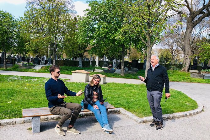 Mobile puzzle rally tour at the Vienna Central Cemetery - Scoring, replay flexibility, and how groups work