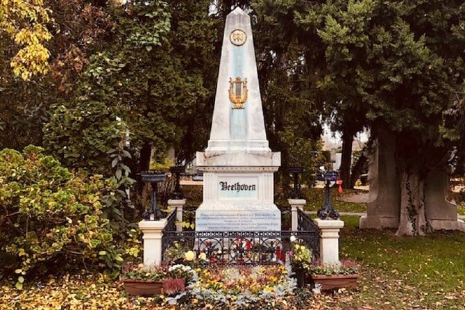 Mobile puzzle rally tour at the Vienna Central Cemetery - Practical tips for comfort in an outdoor graveyard