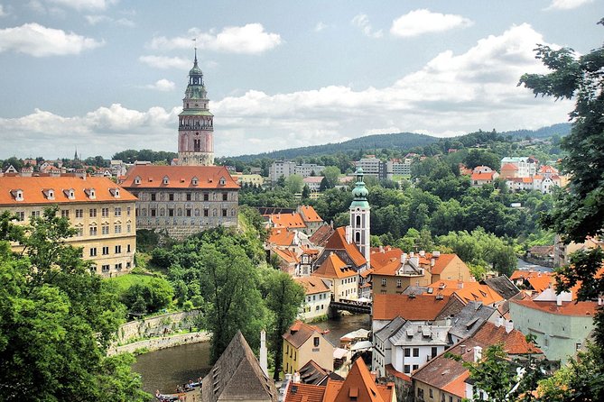 Private 2-day Guided Tour to Cesky Krumlov Hallstatt and Salzburg from Vienna - Transport comfort, language, and the pedestrian-zone reality