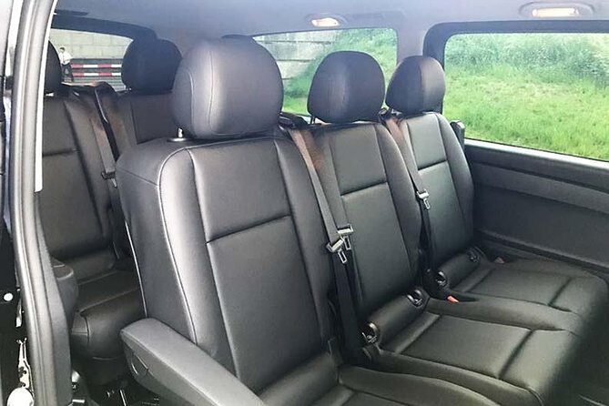Private airport transfer in Vienna for up to 8 people in minibus - Vienna Airport Arrivals Pickup, turn-right directions that actually work
