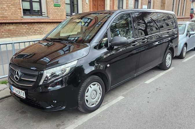 Private airport transfer in Vienna for up to 8 people in minibus - On-time performance and what happens when baggage is delayed