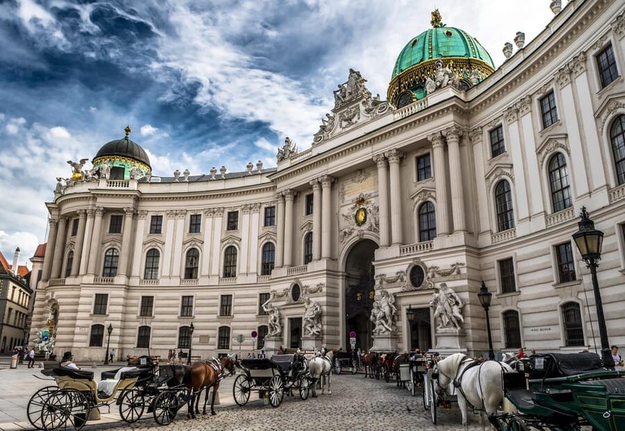 Private day trip from Budapest to Vienna and back - Lunch in Vienna: budget time for a proper sit-down meal