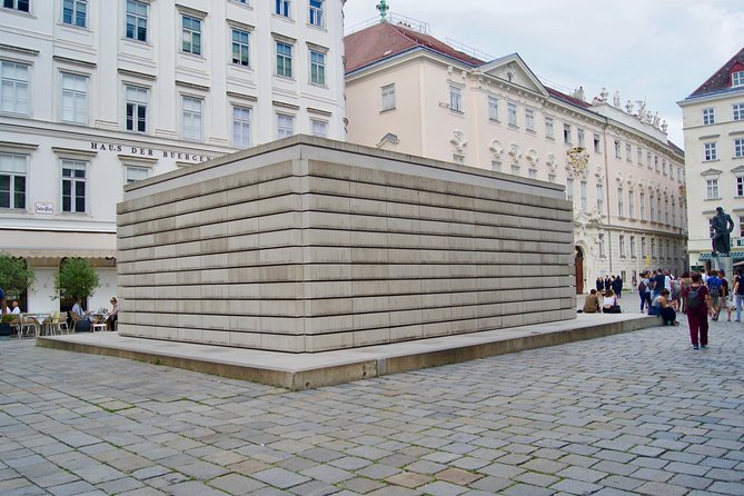 Private Jewish Walking Tour Vienna - Starting in the historic center: University of Vienna and the feeling of place