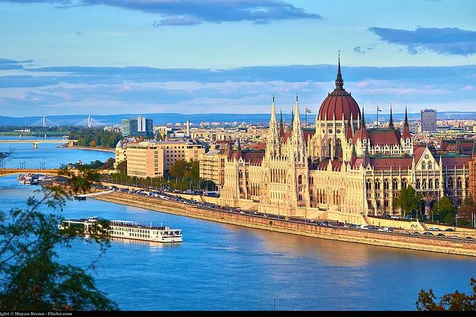 Private tour of Budapest with transfer from Vienna, Local Guide - Vienna Pickup and the 2.5-Hour Drive to Budapest