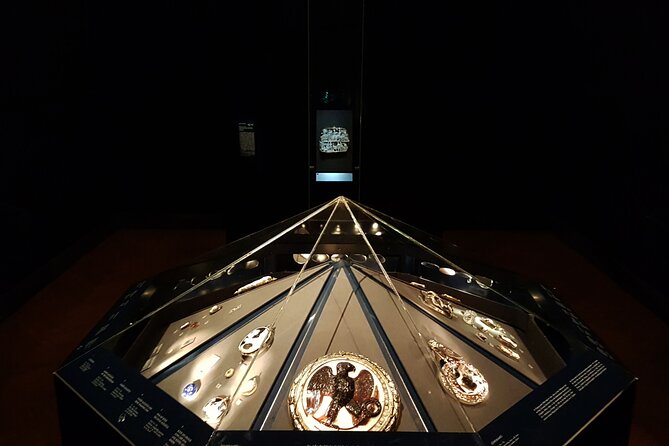 Private Tour of the Kunsthistorisches Museum: Secrets of Masterpieces | Tickets included - A private masterpiece filter in a museum that never ends