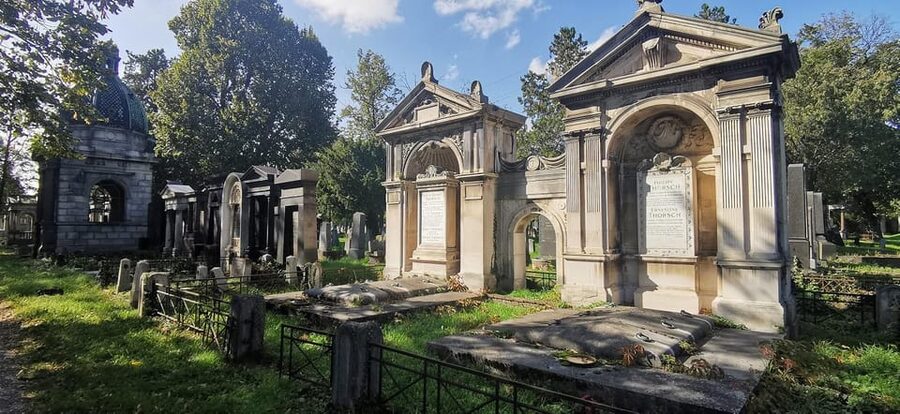 Private tour: Vienna Central Cemetery 1st gate and 2nd gate - Vienna Central Cemetery: not one cemetery, but two atmospheres