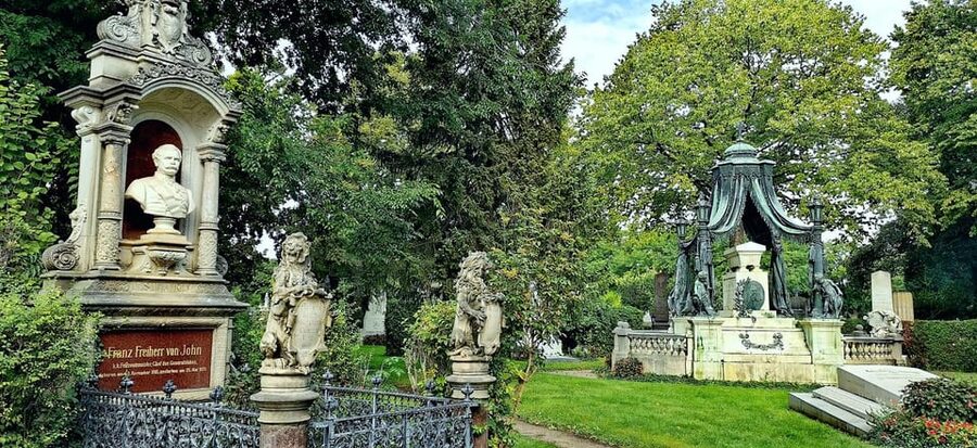Private tour: Vienna Central Cemetery 1st gate and 2nd gate - The streetcar hop to the 2nd gate: how to connect the two sections