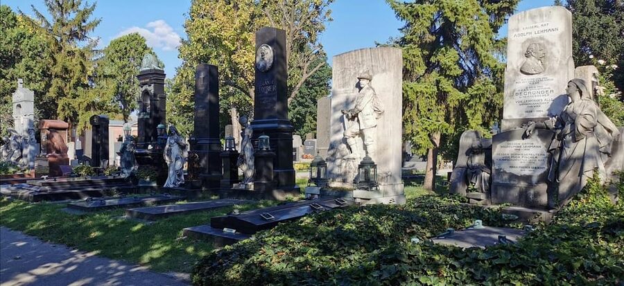 Private tour: Vienna Central Cemetery 1st gate and 2nd gate - Art Nouveau monuments at the 2nd gate: graves of honor under a grand entrance portal