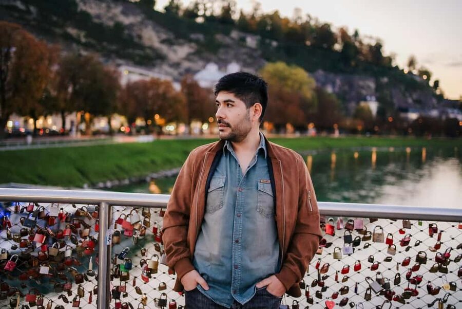Private Vacation Photoshoot with Photographer in Vienna - How the photographer helps you look natural on camera