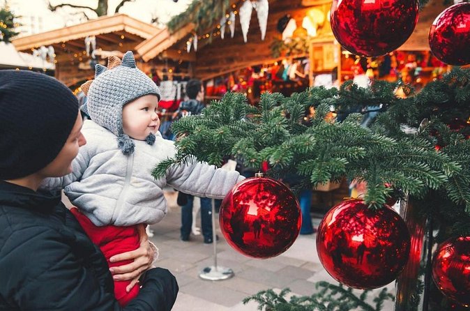 Salzburg Christmas Markets Day Trip from Vienna - St Gilgen at Mozartplatz: tiny streets, Christmas market wandering