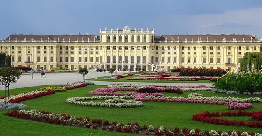 Schönbrunn Grand Tour : Private Skip-the-Line Walking Tour - Where the tour starts, and why meeting on-site helps