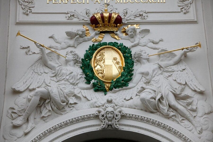 Skip-the-line Private Tour Kunsthistorisches Museum Vienna - Imperial Treasury at Hofburg: crown jewels and Sisi jewelry