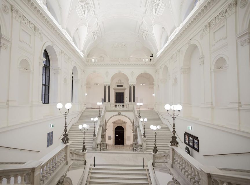 VIENNA AT NIGHT: PRIVATE PHOTO TOUR - What Night Lighting Does to Your Photos (and What You Can Control)
