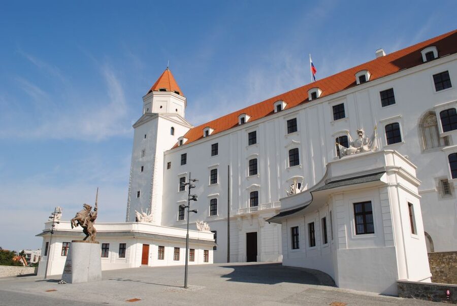 Vienna: Bratislava Day Trip with Private Guide and Transport - Lunch and souvenir time, how to use the free window well