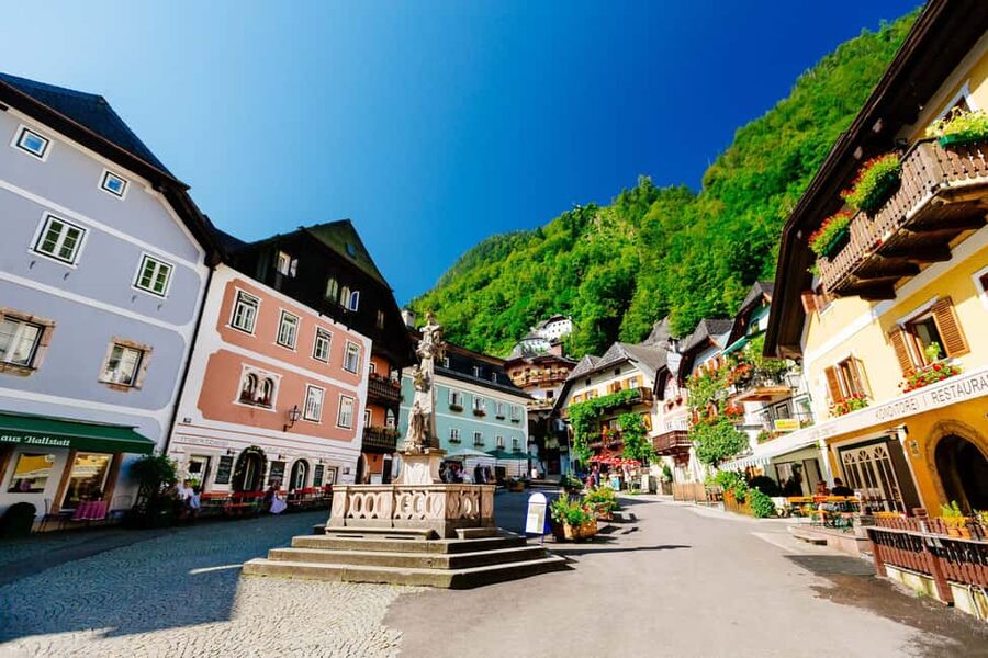Vienna/Bratislava: Traunkirchen, Hallstatt & Salzburg Tour - A 14-hour Alpine loop from Vienna or Bratislava