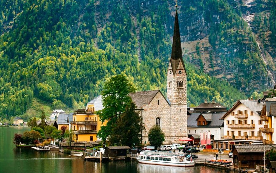 Vienna/Bratislava: Traunkirchen, Hallstatt & Salzburg Tour - Traunkirchen and Lake Traunsee: the optional stop that can change your day