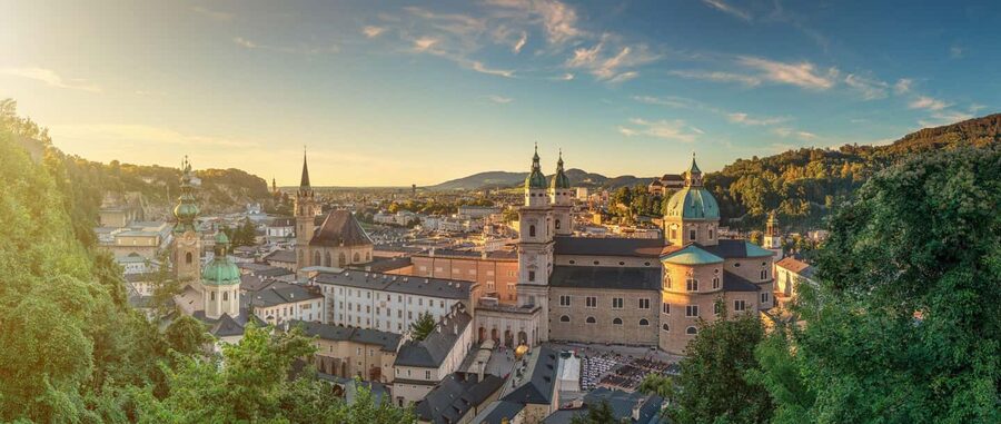 Vienna/Bratislava: Traunkirchen, Hallstatt & Salzburg Tour - Hallstatt: turning about two hours into real memories