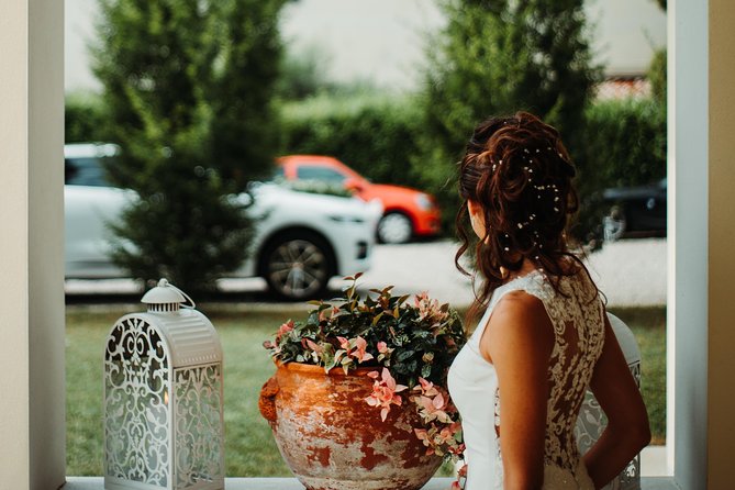 Vienna → Budapest - 2h of Sightseeing - Comfortable Premium Car Private Transfer - Franzensburg Castle or Parndorf Outlet: choose your kind of break