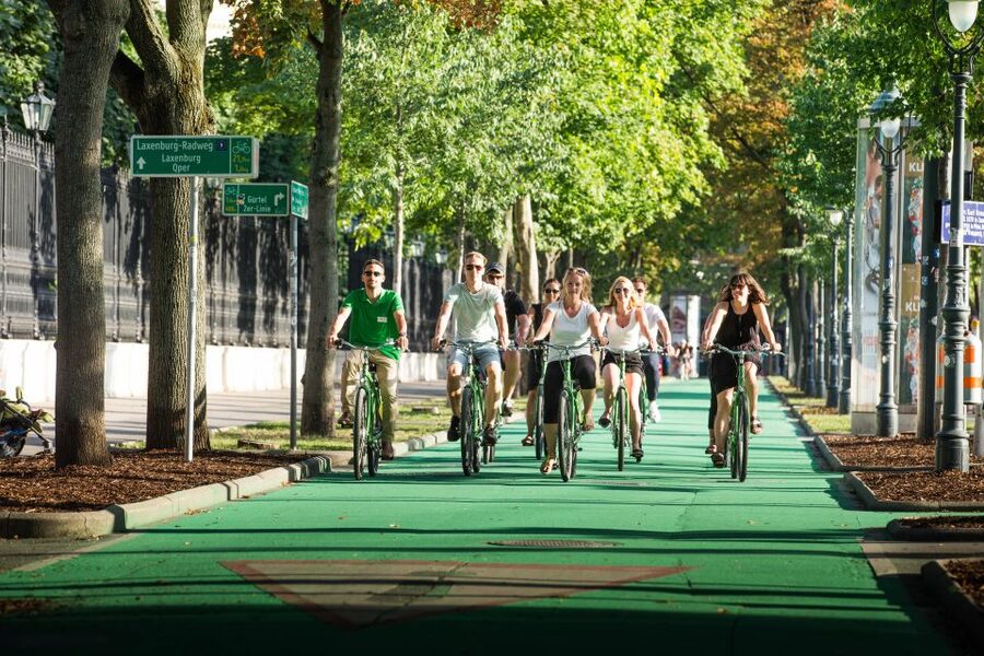 Vienna by Bike 3-Hour All-In-One City Bike Tour in English - Getting Started at Franz Josefs Kai, and Why the Location Matters