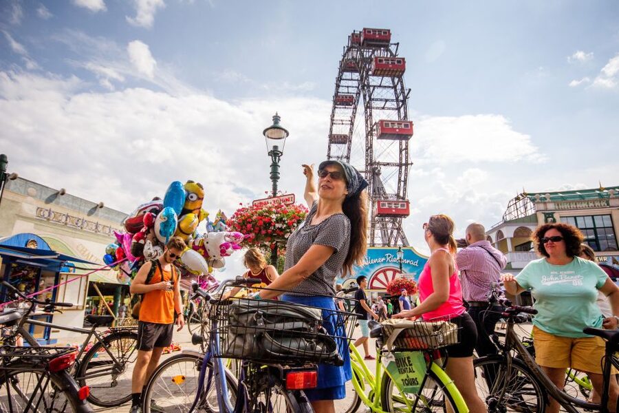 Vienna by Bike 3-Hour All-In-One City Bike Tour in English - Heroes’ Square and the Hundertwasserhaus Contrast