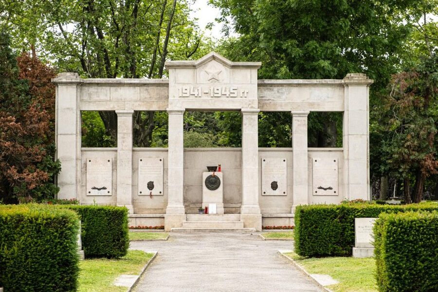 Vienna Central Cemetery Walking Tour with Transfers - Why Vienna Central Cemetery Feels Like a Walking Museum