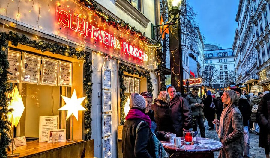 Vienna: Christmas Market Food and Drinks Tour - Turning Vienna’s Christmas lights into something you can eat