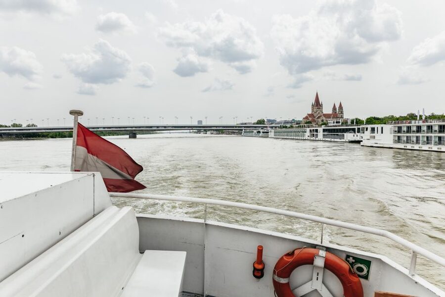 Vienna: City Cruise with Optional Lunch - Inside vs Outside: Where to Sit for the Best Views
