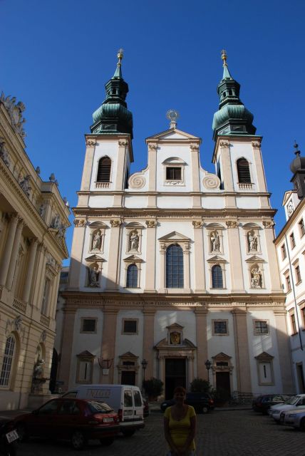 Vienna: Courtyards & Hidden Places Walking Tour - Getting oriented: meeting near Bankomat and moving through the center