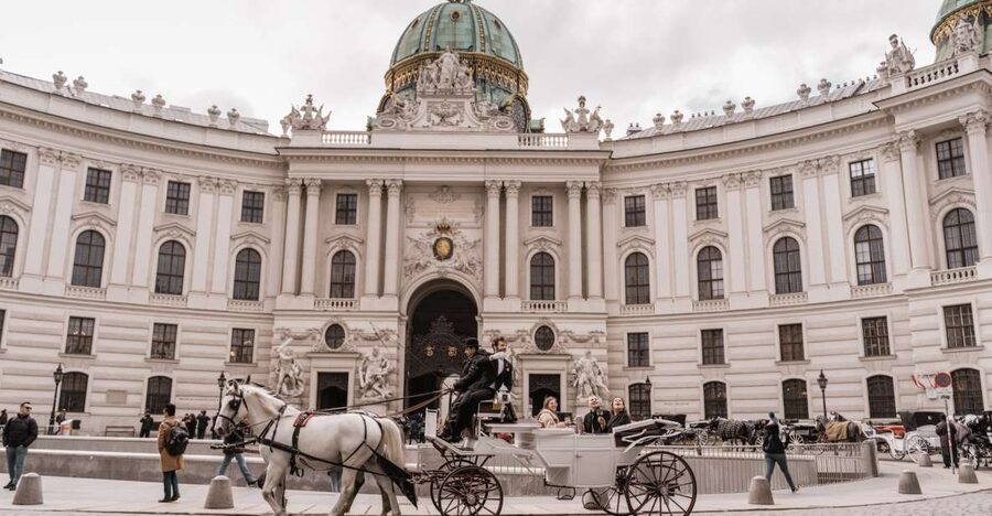 Vienna: Culinary Horse-Drawn Carriage Experience - A Comfortable Horse-Drawn Ride Through Vienna’s Old Town