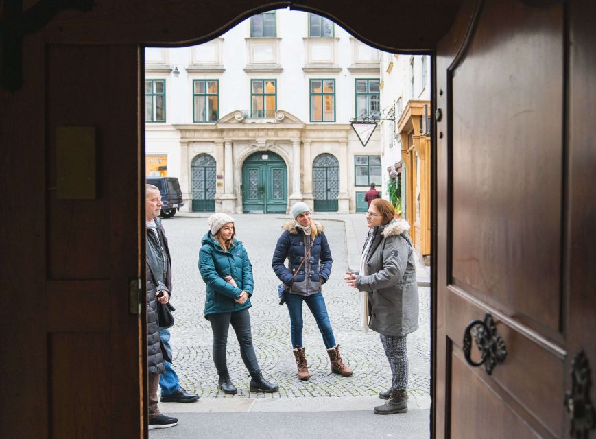 Vienna: Educational Walk Exploring Homelessness - The Vienna contrast route: seeing splendor and homelessness in the same frame