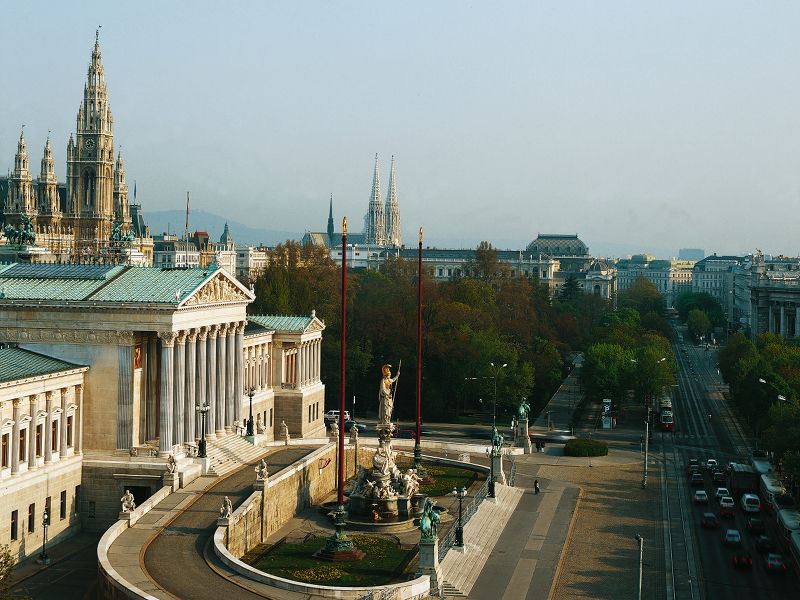 Vienna: Full-Day Private Tour including Schönbrunn Palace - Heading to Schönbrunn: classic sights on the way