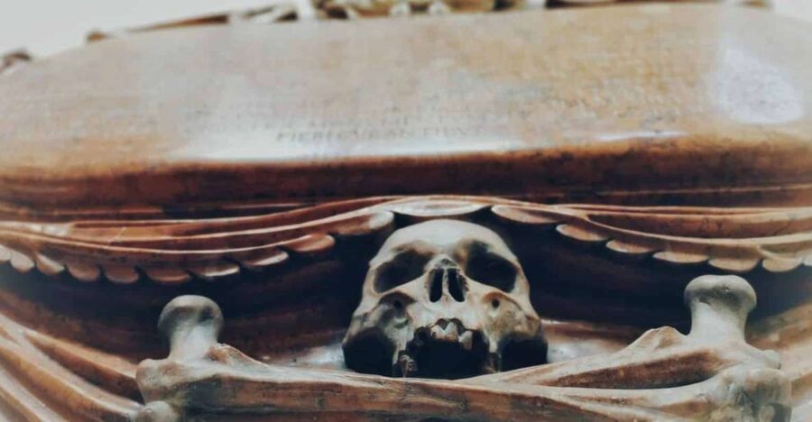 Vienna: German Guided Ghost Tour of Spooky Vienna - St. Stephen Cathedral’s devilish facade stop