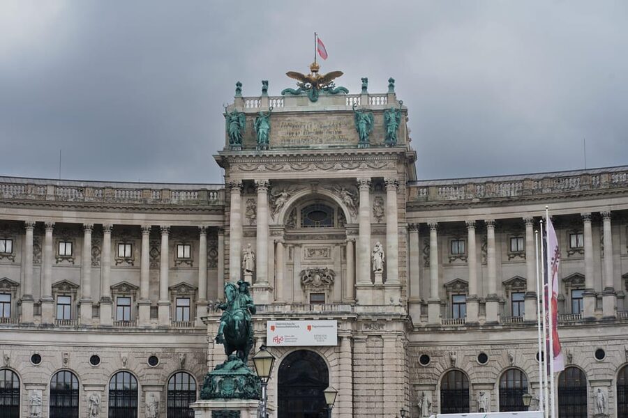 Vienna: Guided Walking Tour of City Highlights & Hidden Gems - Guides, pacing, and what hearing the story is like