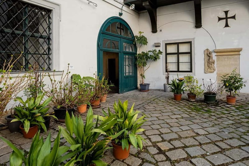 Vienna: Hidden courtyards Guided walking tour - Key highlights to look for