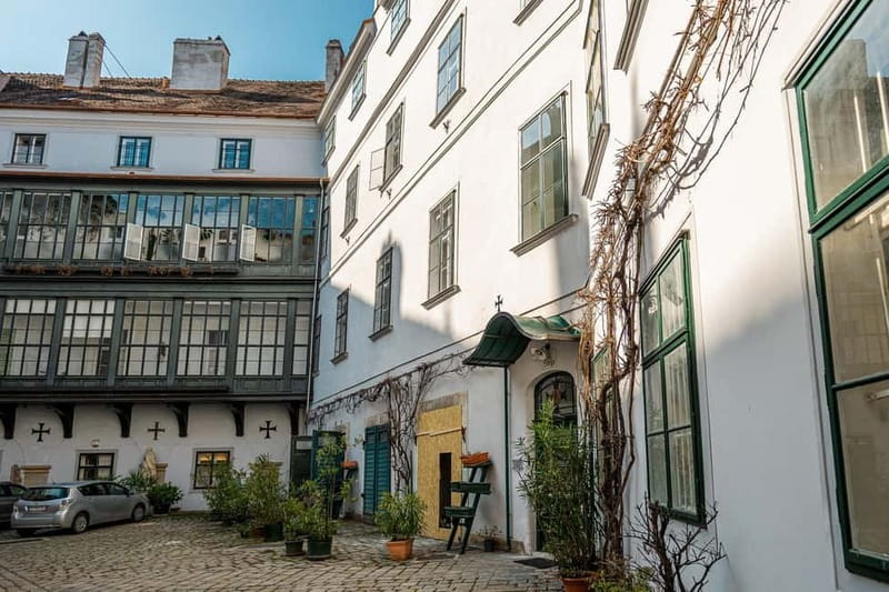 Vienna: Hidden courtyards Guided walking tour - What you actually do on the 2-hour walk