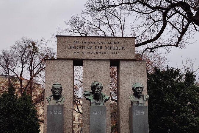 Vienna Highlight Tour - yue walk - Stop 4: Josefsplatz, Augustina Church inside, plus court culture cues